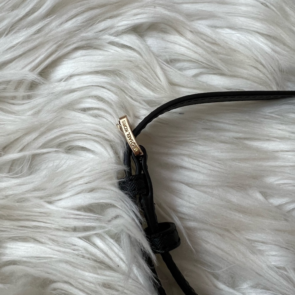 Michael Kors Elegant Black Crossbody Bag - Picture 5 of 9